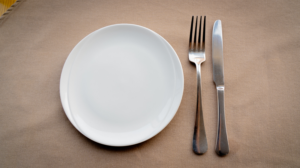  Nappe avec une assiette vide et des ustensiles