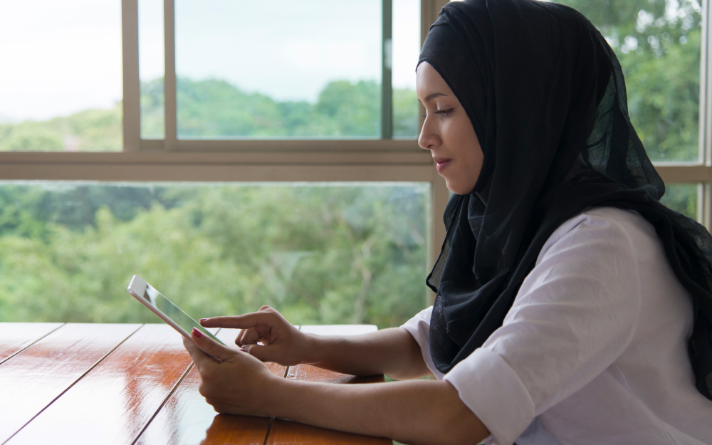 Femme lisant un livre numérique