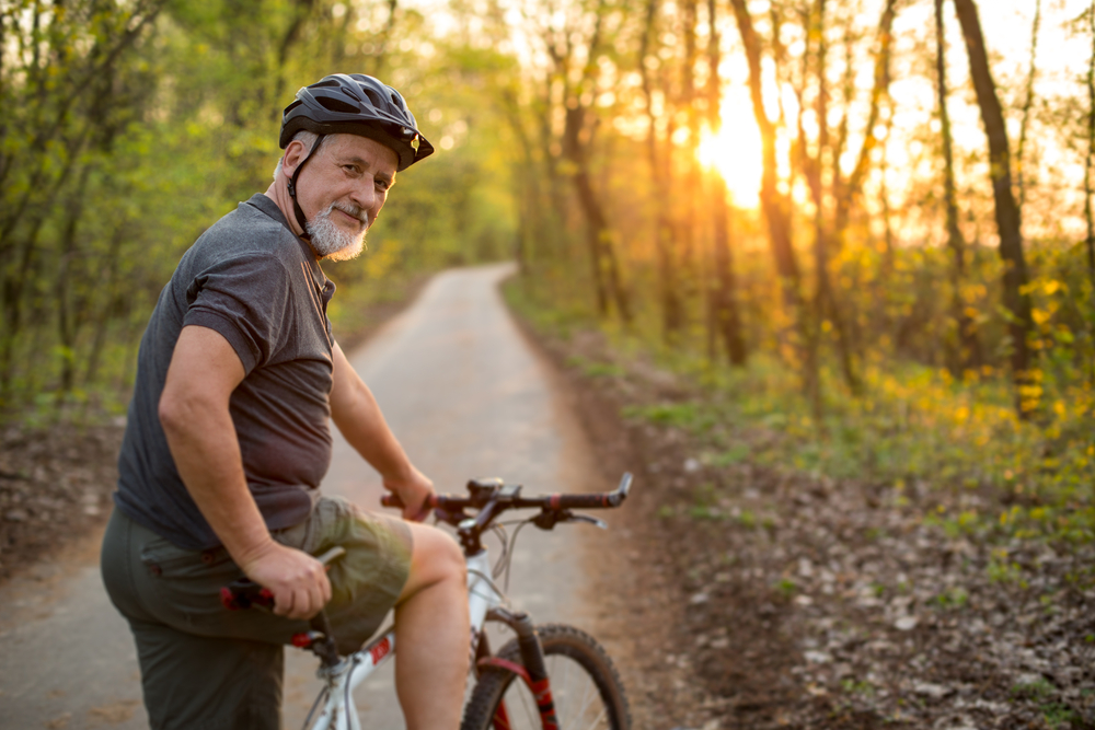 Un homme âgé à vélo