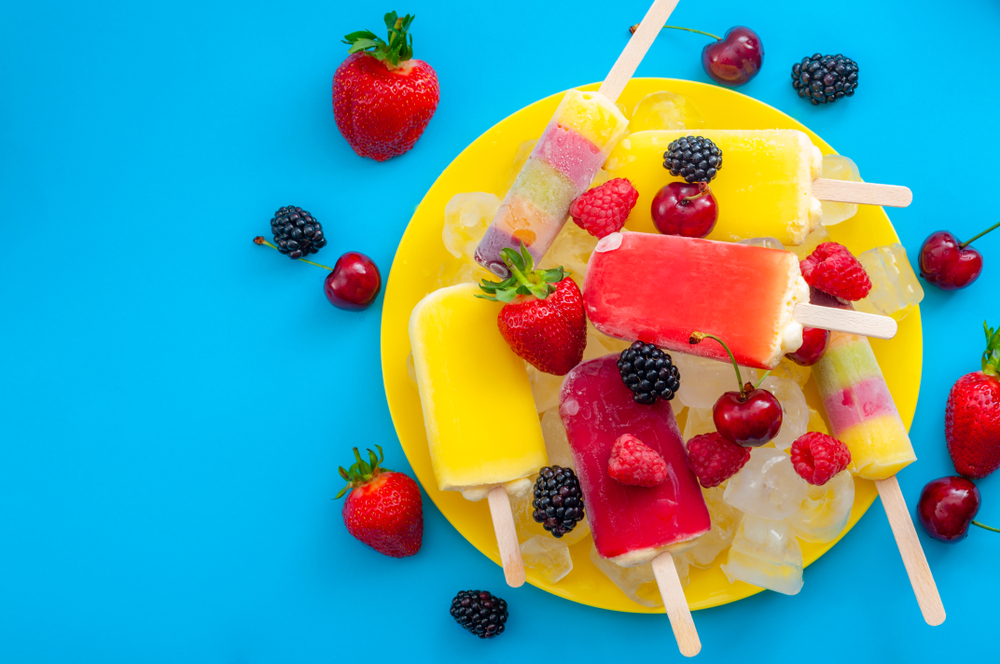 Friandises d'été : glaces, crème glacée et fruits frais