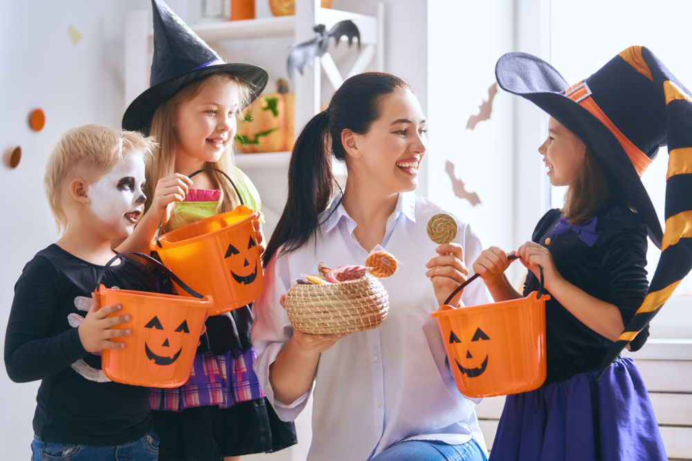 Mère et ses enfants avec des bonbons d'Halloween