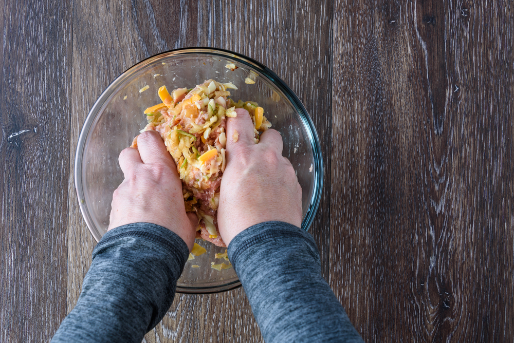 Quelqu'un qui prépare des hamburgers