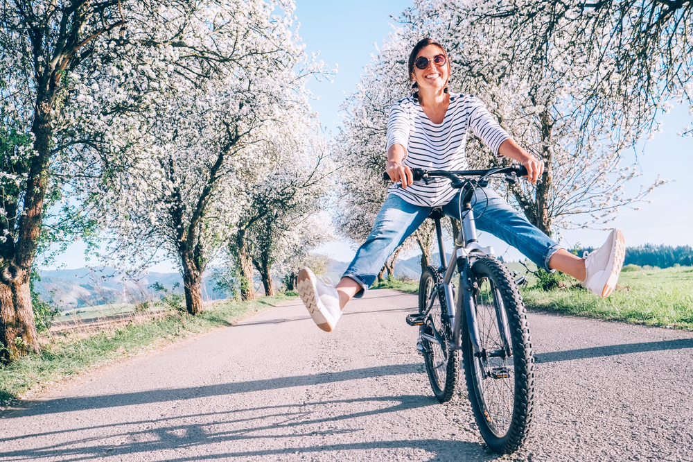 Femme à vélo au printemps