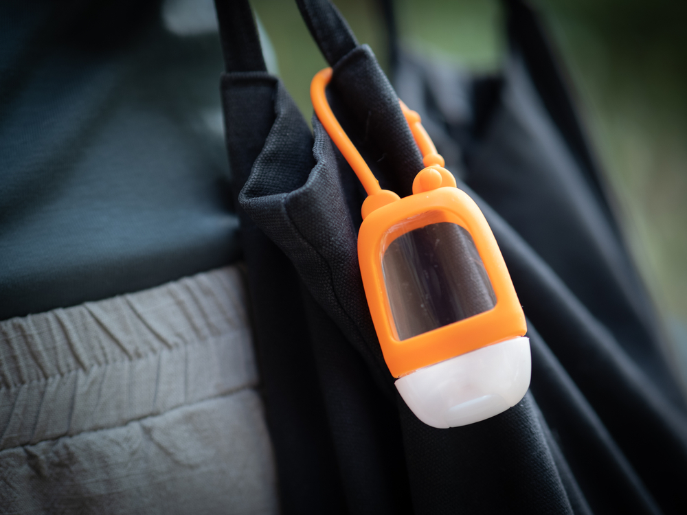 Porte-désinfectant pour les mains attaché à un sac fourre-tout