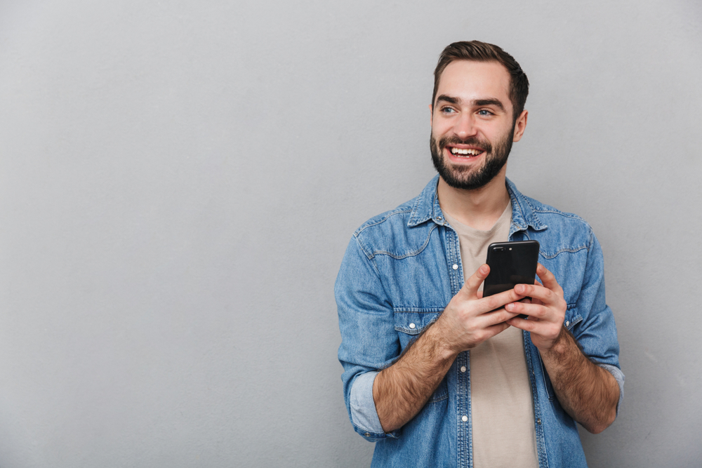 Homme utilisant son cellulaire