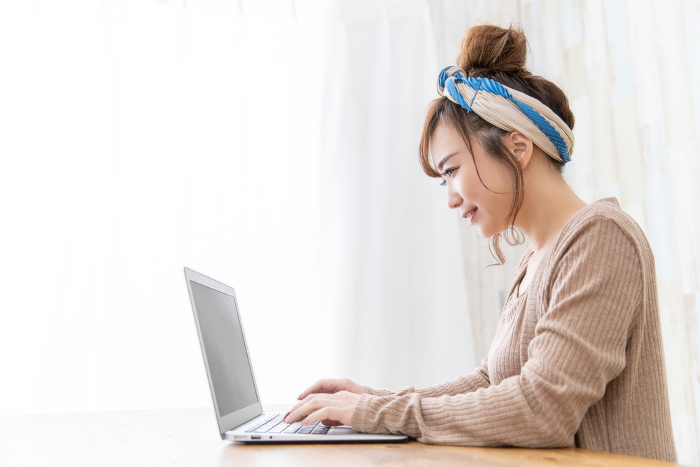 Femme portant des vêtements de détente assortis et travaillant sur son ordinateur