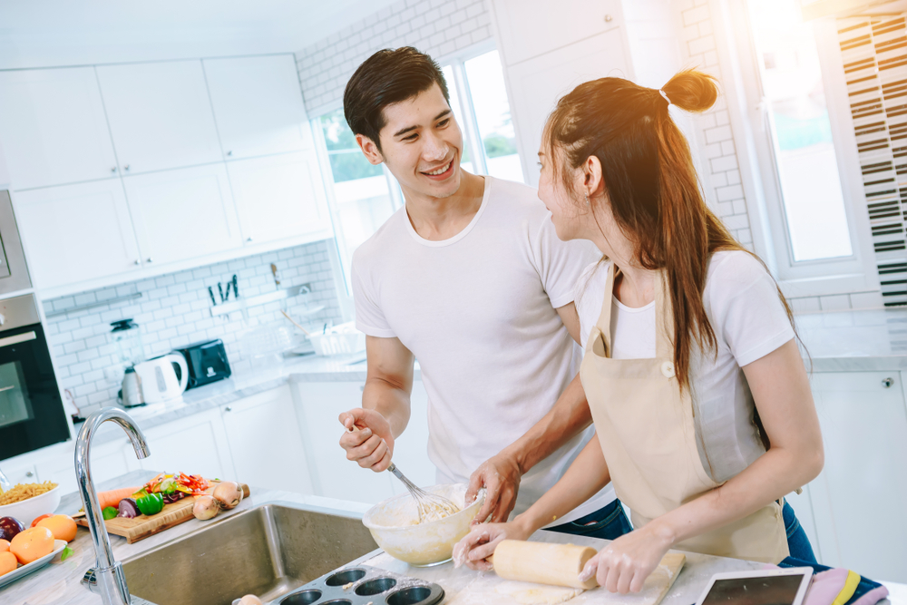 Un couple cuisinant ensemble