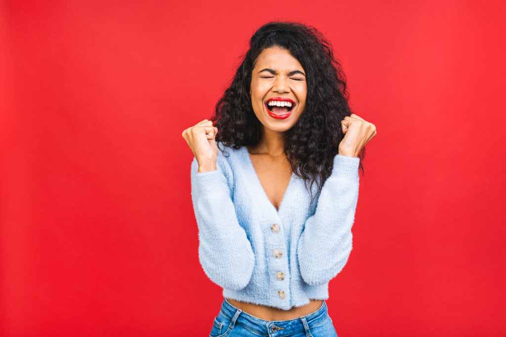 Une femme est contente et excitée d'être la gagnante d'un concours