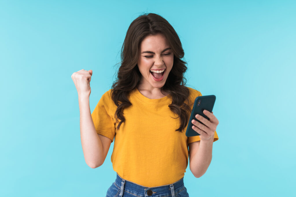 femme heureuse regarde son téléphone