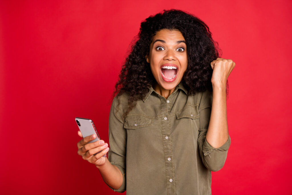 femme contente de participer à un concours