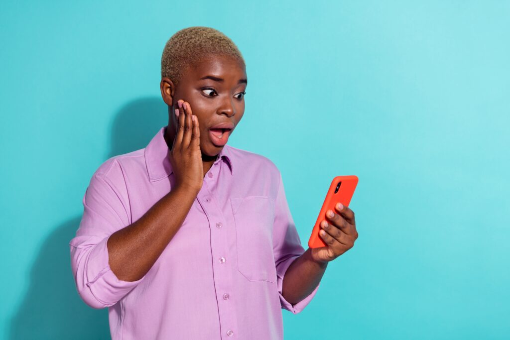 femme regardant des prix de concours